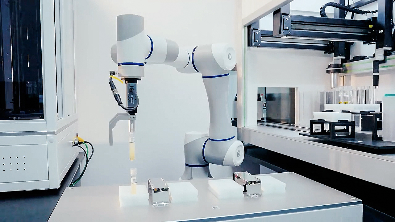 越疆科技,越疆,越疆機器人,越疆官網(wǎng),dobot,協(xié)作機器人,越疆協(xié)作機器人,協(xié)作機械臂,協(xié)作機械手,自動化機械臂,協(xié)作機器人品牌,協(xié)作機器人制造商,協(xié)作機器人研發(fā),具身智能機器人,協(xié)作機器人,科研行業(yè)應(yīng)用,樣本收集,樣本運輸,離心處理,化學(xué)處理,樣本歸檔,運行效益,安全功能,可靠性認(rèn)證,化學(xué)物品取樣,裝填,重復(fù)定位精度,減少實驗傷害,減輕負(fù)擔(dān)、生命科學(xué)實驗室