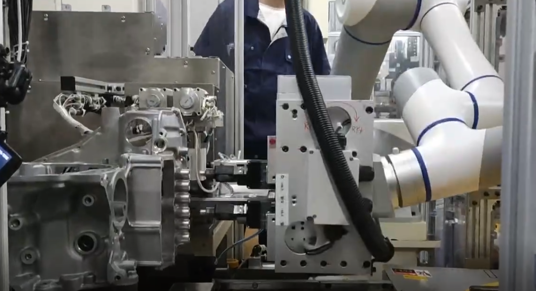 越疆,越疆科技,越疆機器人,CR系列協作機器人,六軸協作機器人,人機協作機器人,CR3,CR5,CR7,CR10,CR12,CR16,CR20A,六軸機器人公司、發動機變速箱螺絲鎖附