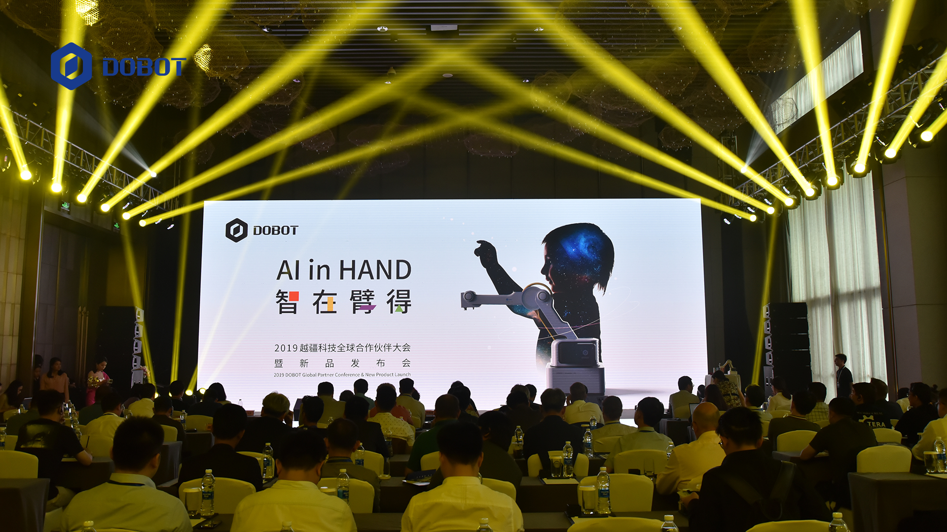 -越疆發布新品教育機械臂，打造全齡段 AI 教育人才培養體系